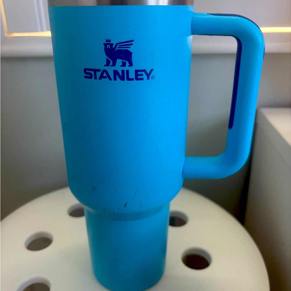 Bright blue good condition 45 oz stanley cup!
